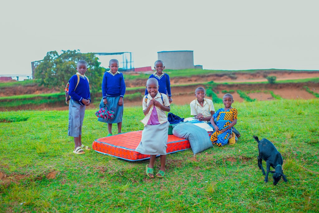 Putokaz za Afriku_djeca s donacijama udruge