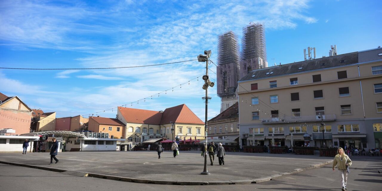 Zagreb: Zbog najavljene renovacije uklonjeni su štandovi s platoa tržnice Dolac