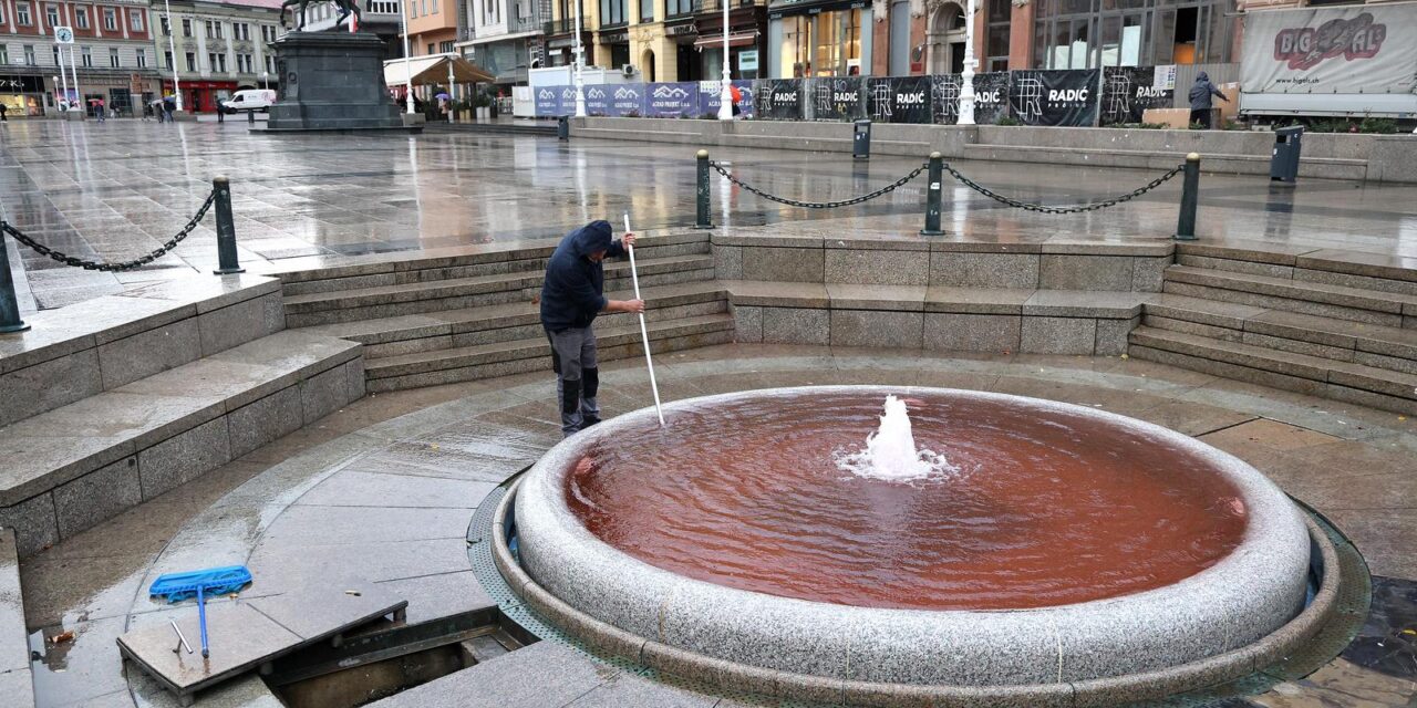 Zagreb: Manduševac obojen u crveno