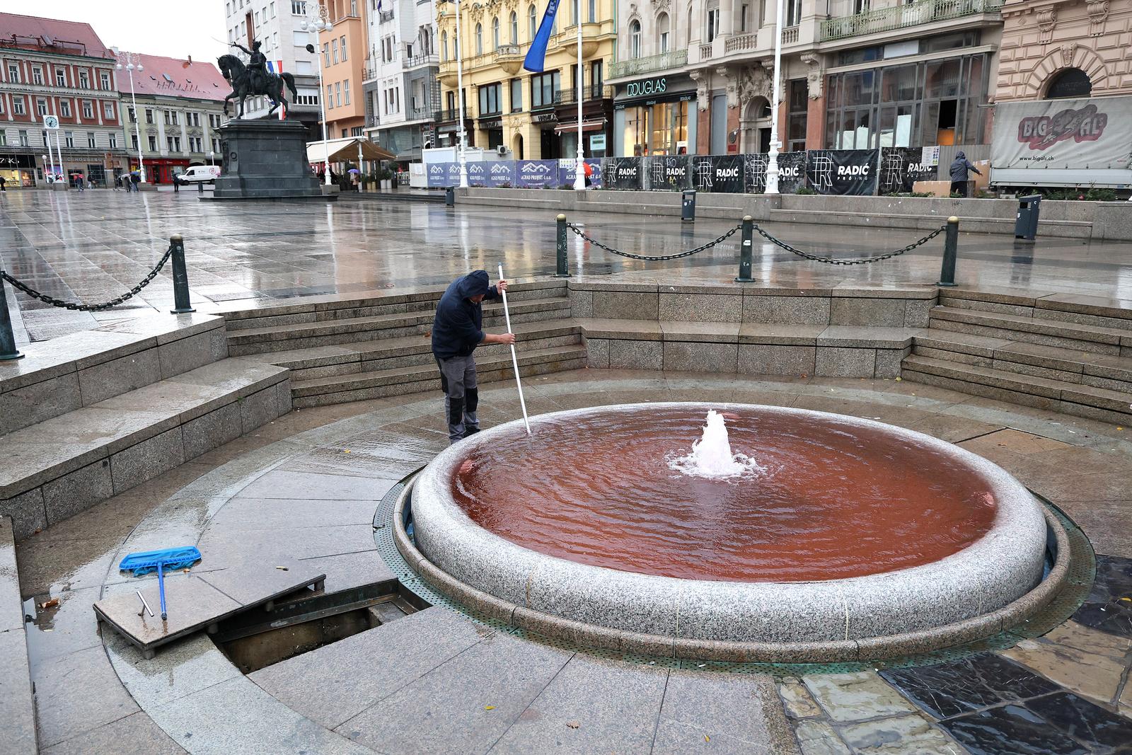 Zagreb: Manduševac obojen u crveno