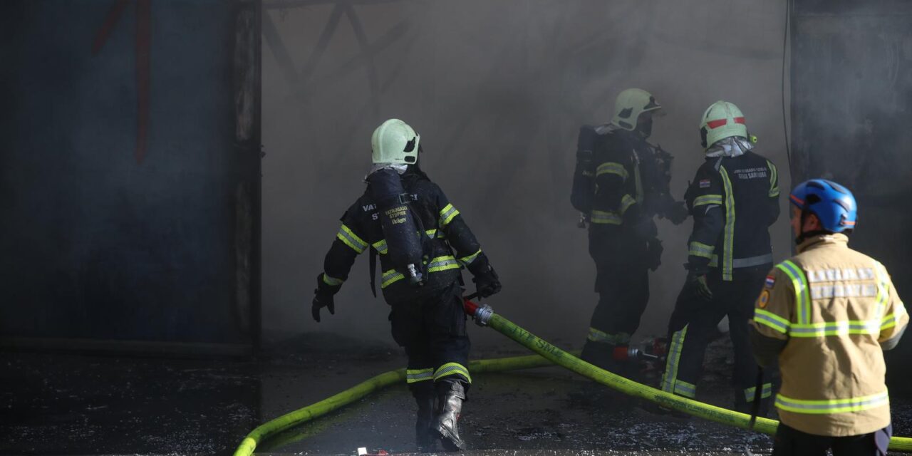 Sveta Nedelja: Požar u skladištu guma, hitne službe su na terenu