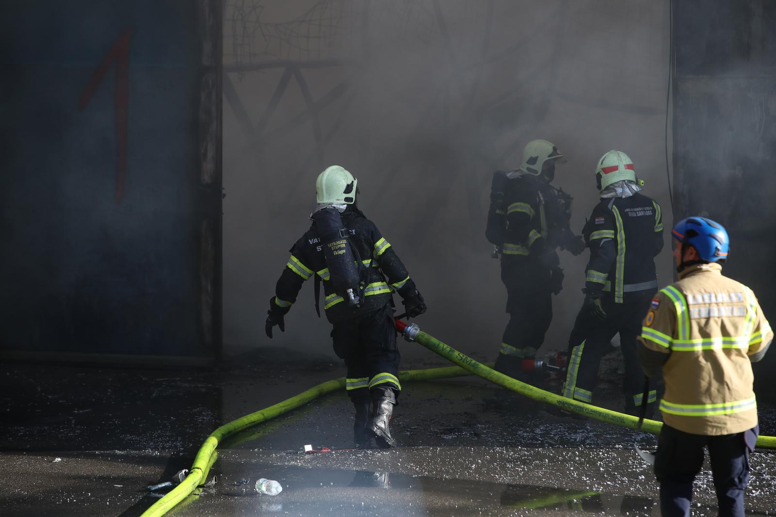 Sveta Nedelja: Požar u skladištu guma, hitne službe su na terenu