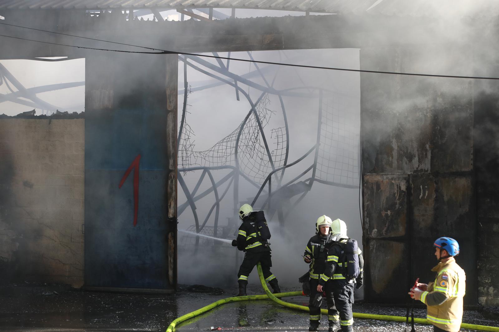 Sveta Nedelja: Požar u skladištu guma, hitne službe su na terenu