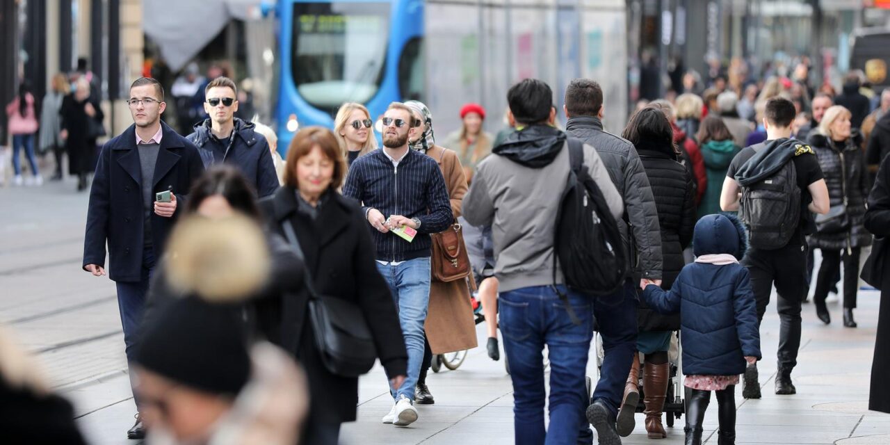 Zagreb: Veliki broj građana iskoristio je toplo vrijeme i prošetao gradom