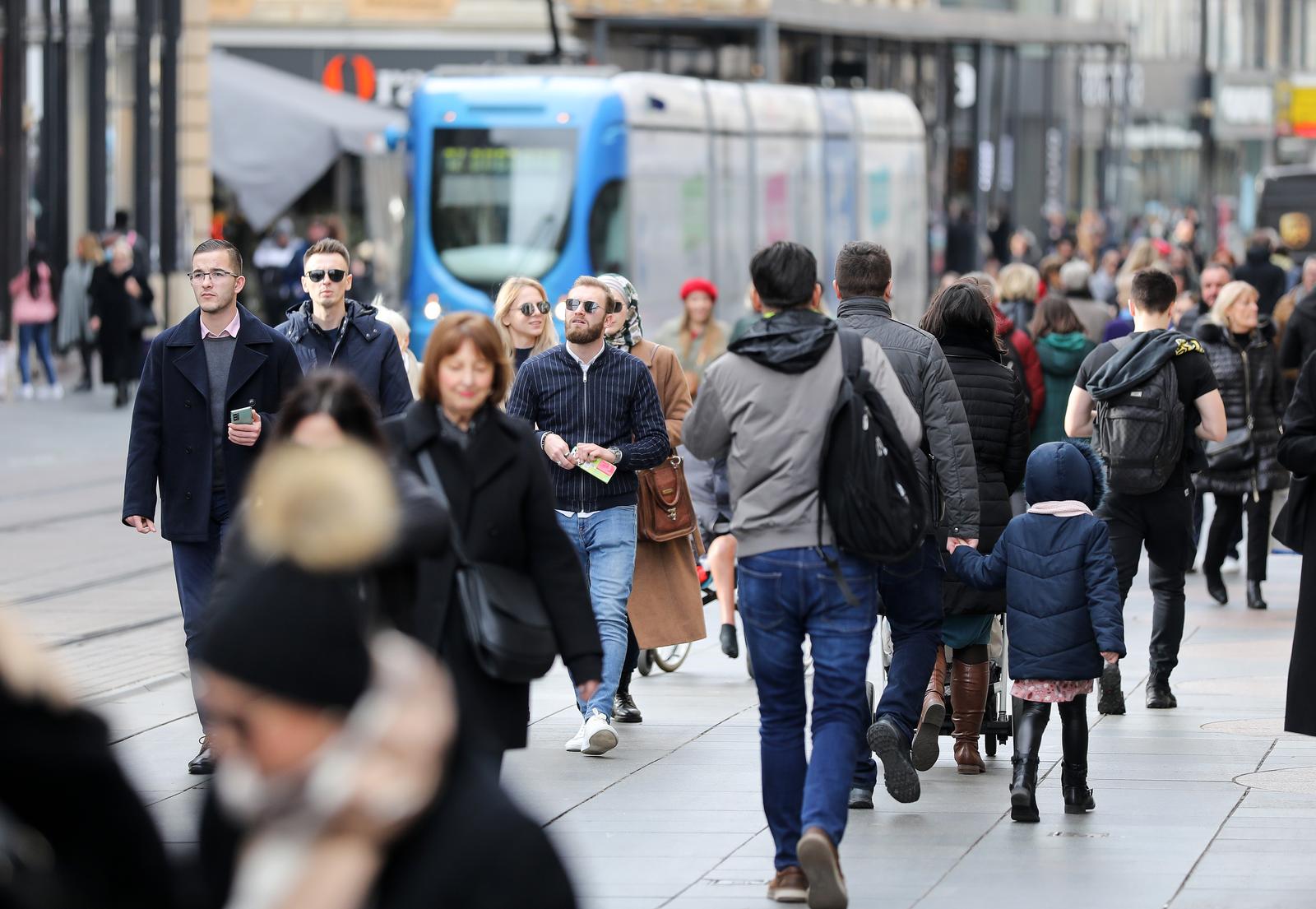 Zagreb: Veliki broj građana iskoristio je toplo vrijeme i prošetao gradom