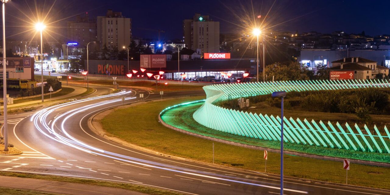 Rotor u Puli osvijetljen zelenom bojom u povodu Svjetskog dana cerebralne paralize