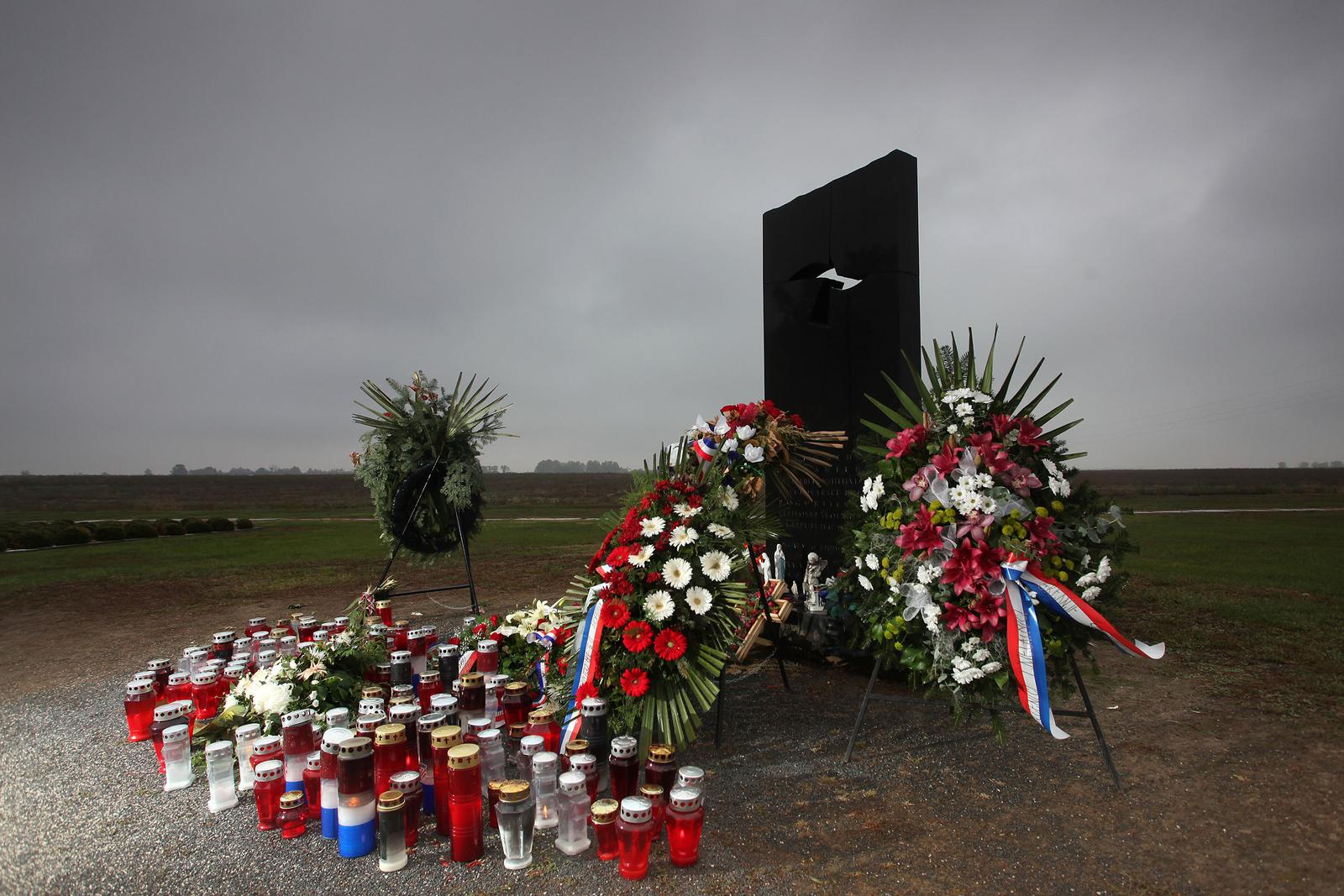 Vukovar: Spomenik na Ov?ari, mjestu masovnog pokolja branitelja i civila