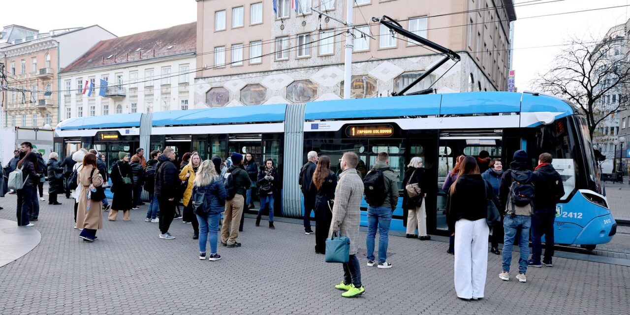 Zagreb: Kvar tramvaja 2412 na Trgu bana Jelačića