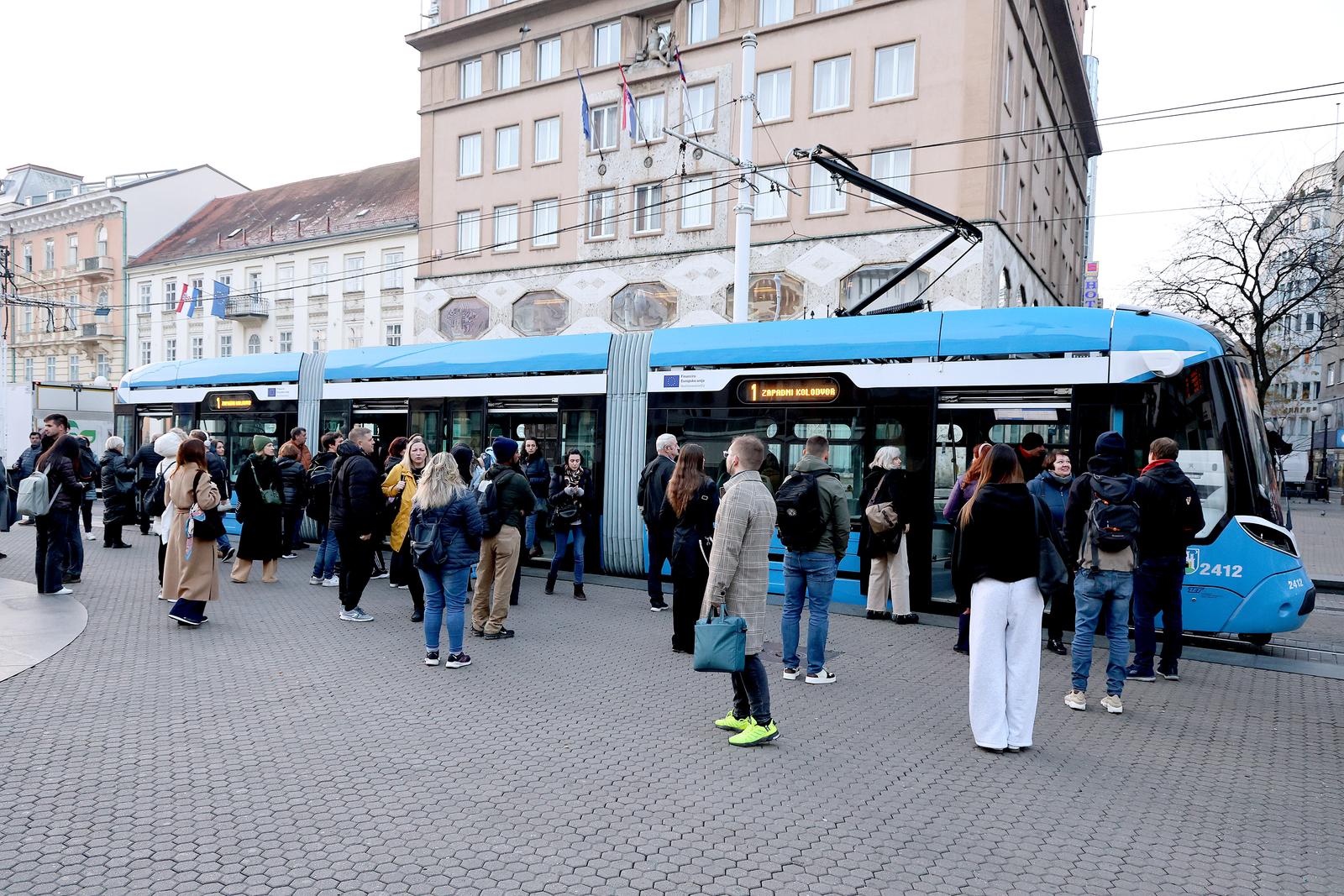 Zagreb: Kvar tramvaja 2412 na Trgu bana Jelačića