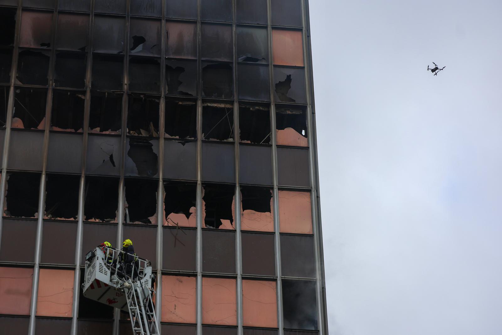 Zagreb: Vatrogasne intervencije na neboderu Vjesnik nastavljaju se i danas