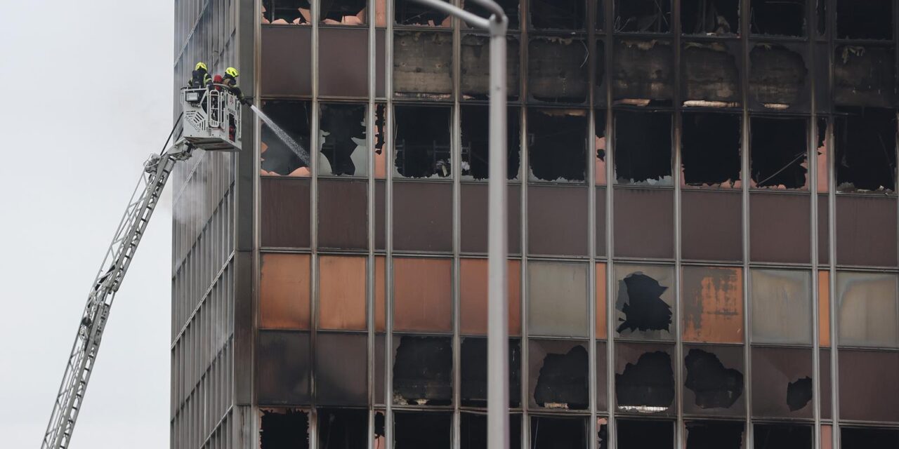 Zagreb: Vatrogasne intervencije na neboderu Vjesnik nastavljaju se i danas