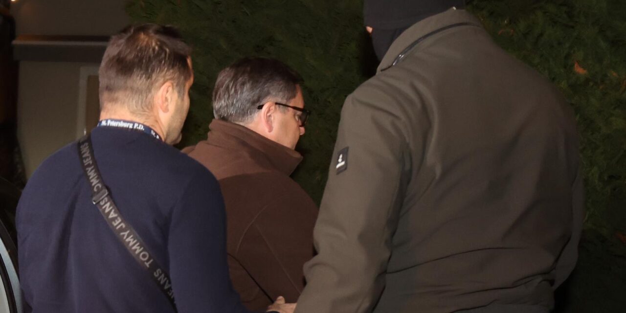 Dolazak Andrije Mikulića i inspektora USKOK-a u kuću gdje se provode istražne radnje