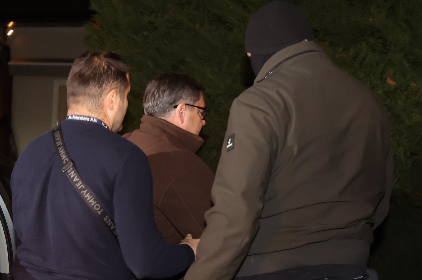Dolazak Andrije Mikulića i inspektora USKOK-a u kuću gdje se provode istražne radnje