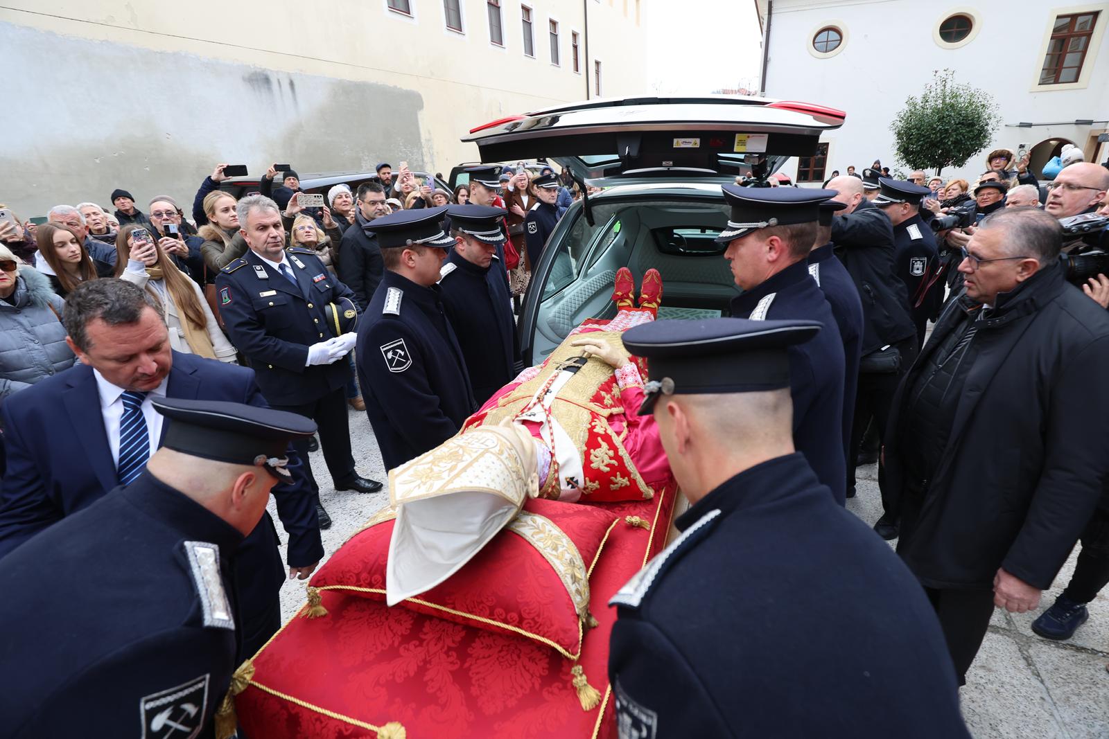 Zagreb: Ispraćaj relikvija blaženog Alojzija Stepinca sa Kaptola