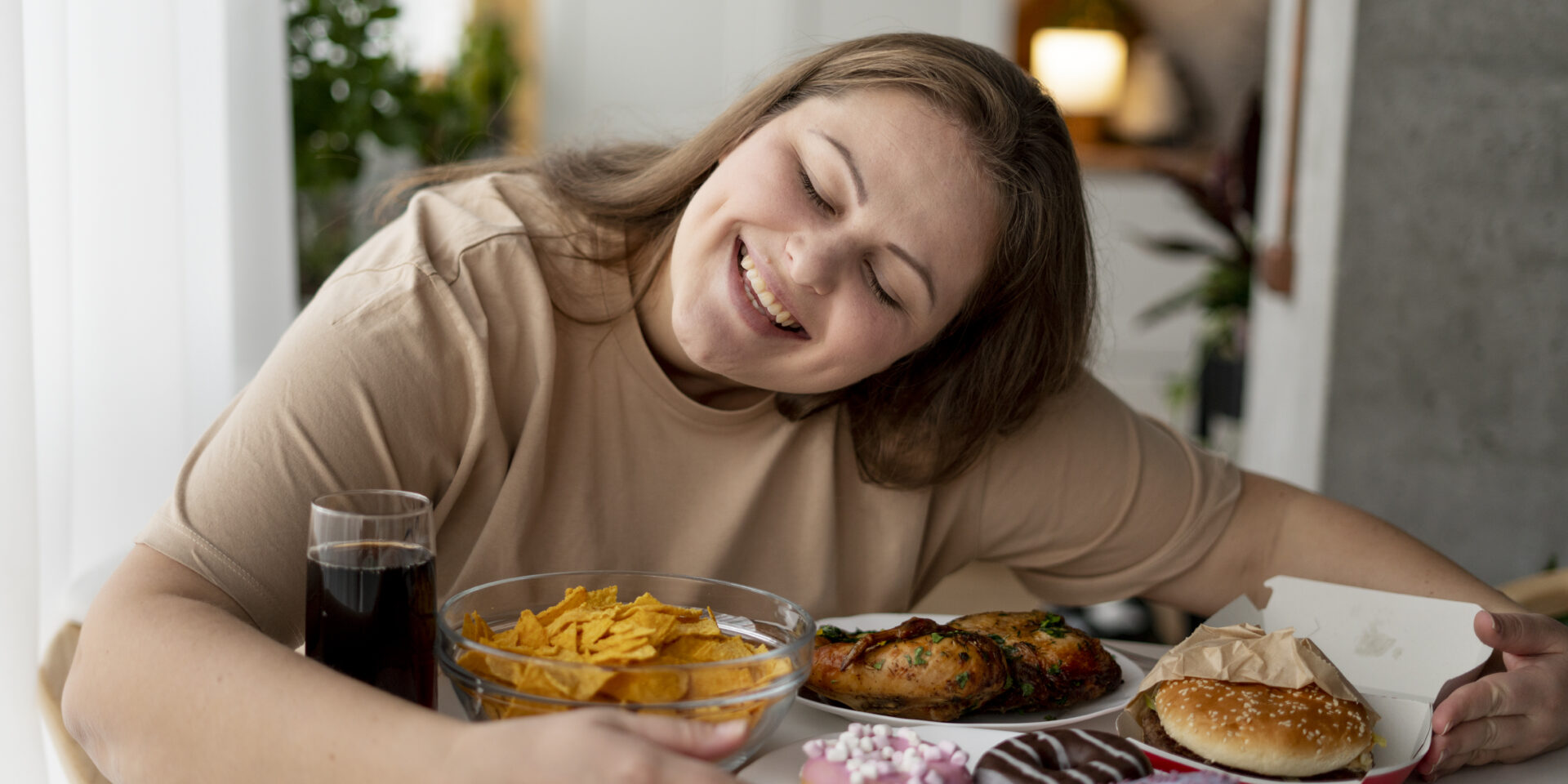 person-with-eating-disorder-trying-eat-fast-food