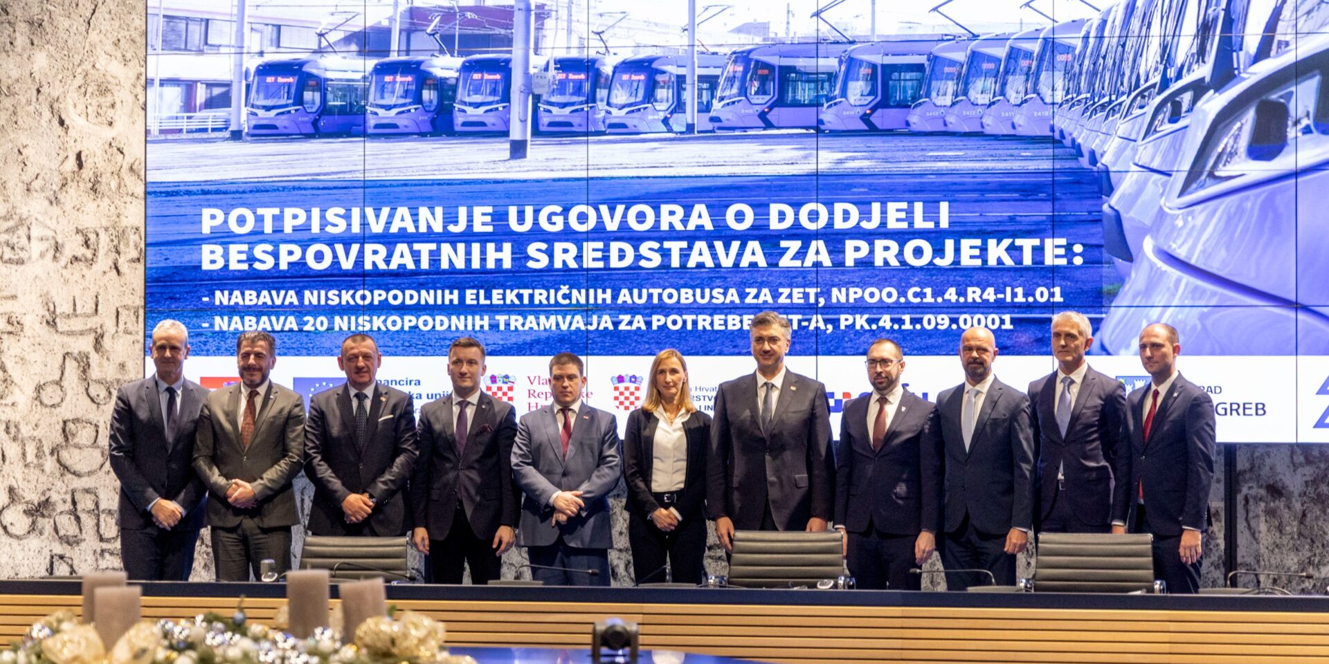 251212_Završena isporuka prvih 20 novih tramvaja i potpisani ugovori o financiranju dodatnih 20 novih tramvaja i 62 nova električna autobusa (1)