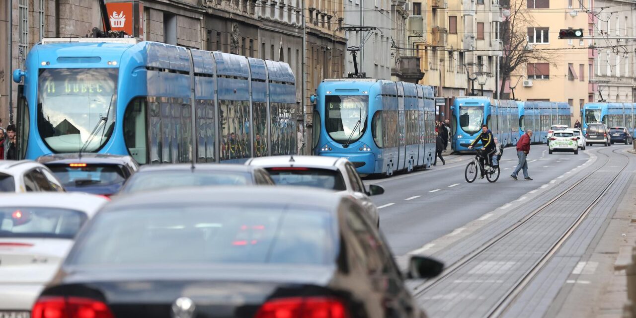 Zagreb: Automobilom u Ilici naletio na pješaka, tramvajski promet u prekidu
