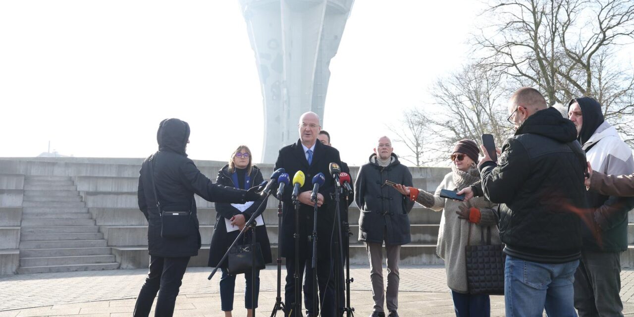 Vukovar: Nekoliko čelnika stranaka kod vodotornja potpisalo memorandum o političkoj suradnji