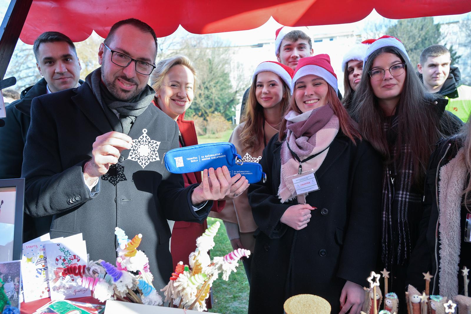 Zagreb: Tomislav Tomašević obišao je manifestaciju “Srednjoškolski Advent na Kennedyjevom trgu“