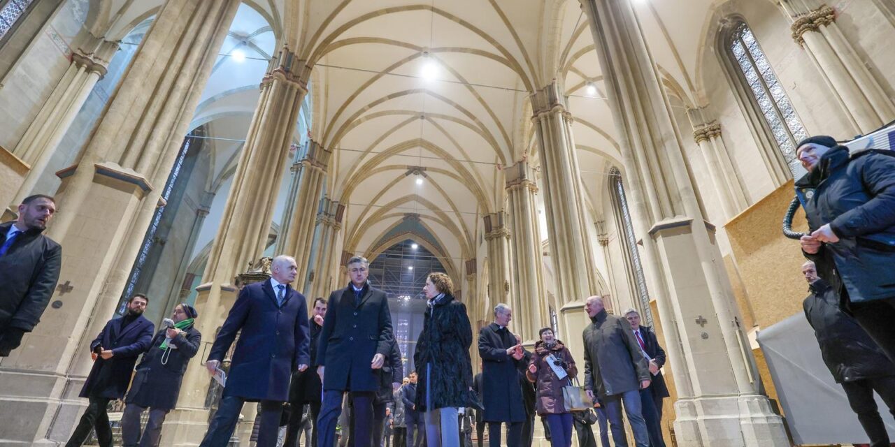 Zagreb: Andrej Plenković i mons. Dražen Kutleša obišli i razgledali obnovljenu unutrašnjost katedrale