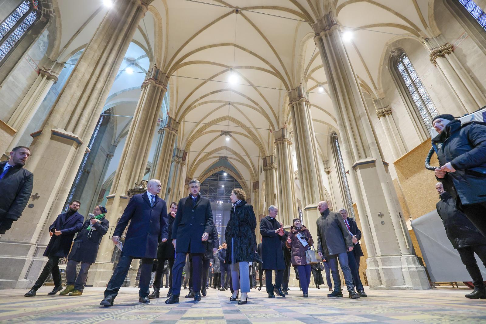 Zagreb: Andrej Plenković i mons. Dražen Kutleša obišli i razgledali obnovljenu unutrašnjost katedrale
