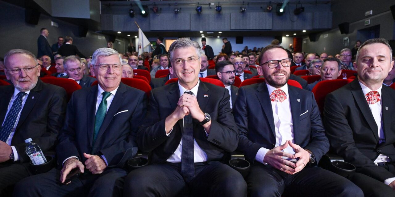 Predsjednik Vlade Andrej Plenković sudjelovao je na svečanoj akademiji u povodu obilježavanja Dana Grada Velike Gorice