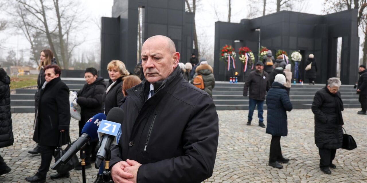 Zagreb: Ministar Tomo Medved položio je vijenac na spomeniku Glas hrvatske žrtve – Zid boli