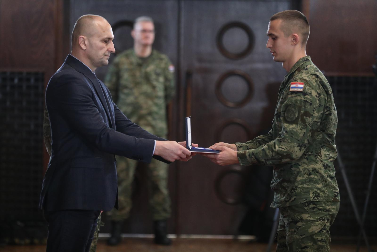 Zagreb: Ministar Ivan Anušić dodijelio medalje za izniman doprinos u potrazi za nestalima u Domovinskom ratu i za pruženu pomoć civilnom stanovništvu
