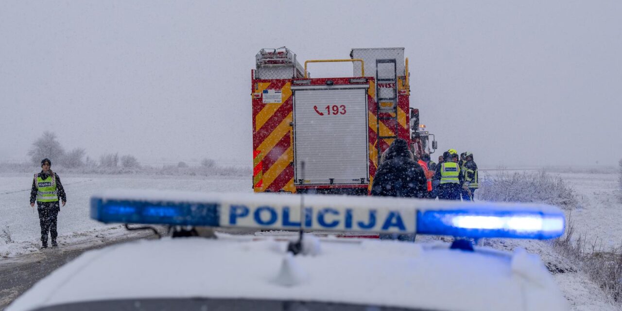Otočac: Vatrogasci izvukli osobu koja je teretnim vozilom sletjela s ceste