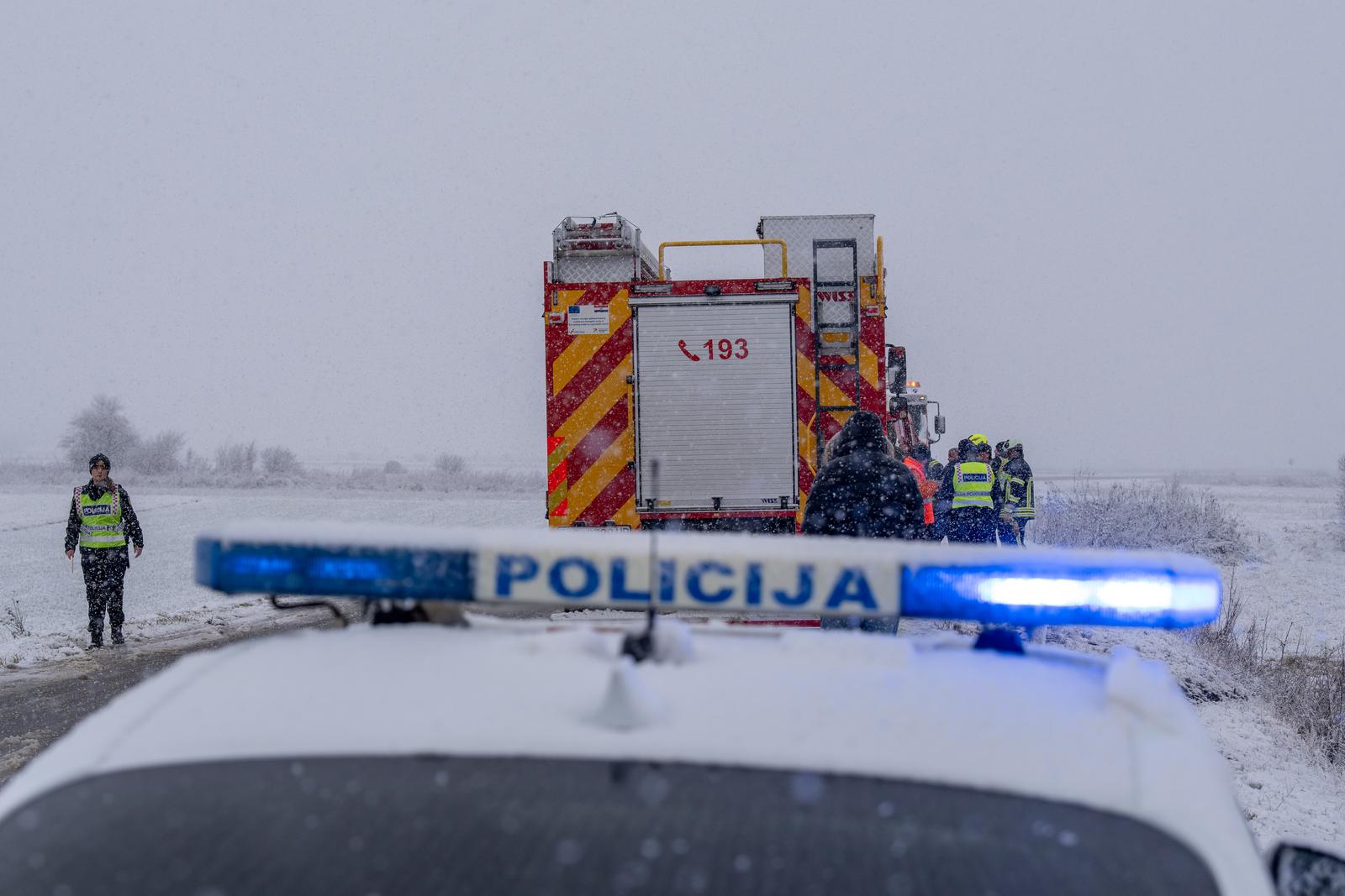Otočac: Vatrogasci izvukli osobu koja je teretnim vozilom sletjela s ceste