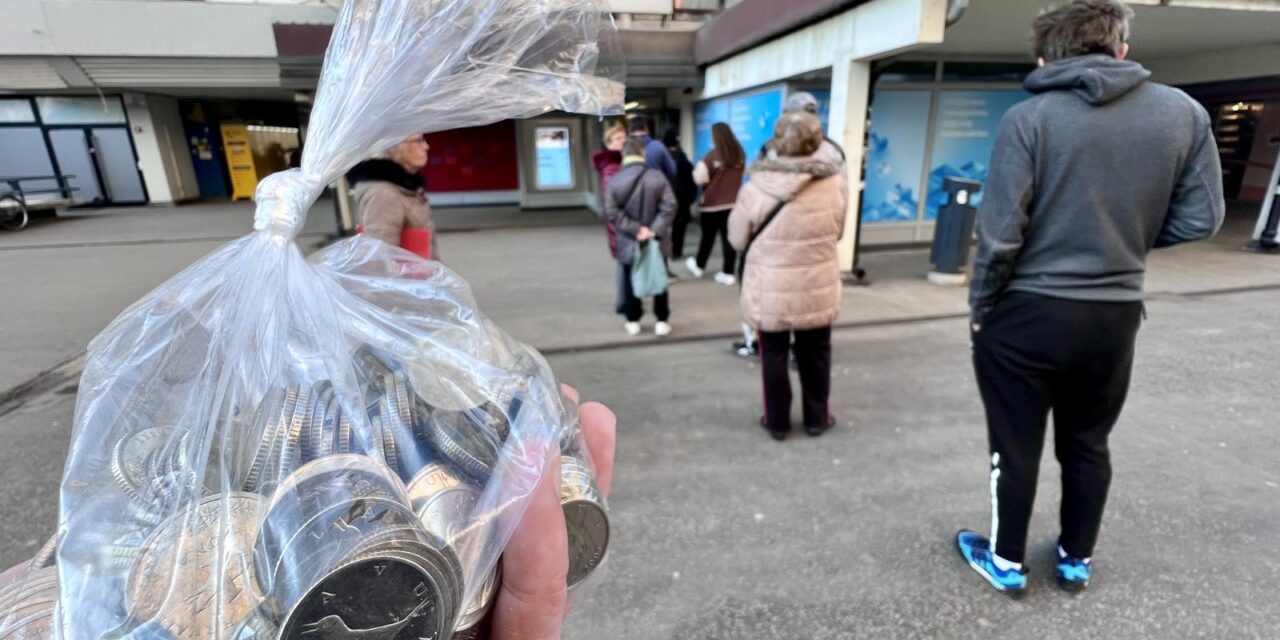 Zagreb: Gužva ispred banke kako bi se zamijenile kune u eure