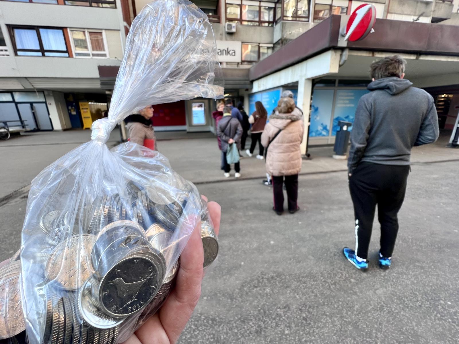 Zagreb: Gužva ispred banke kako bi se zamijenile kune u eure