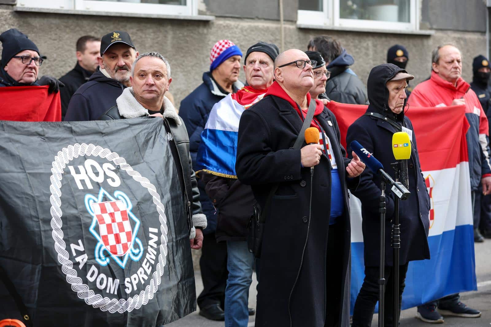 Prosvjednici  su stigli pred stan Tomislava Tomaševića i najavili  da će pjevati Thompsonove pjesme