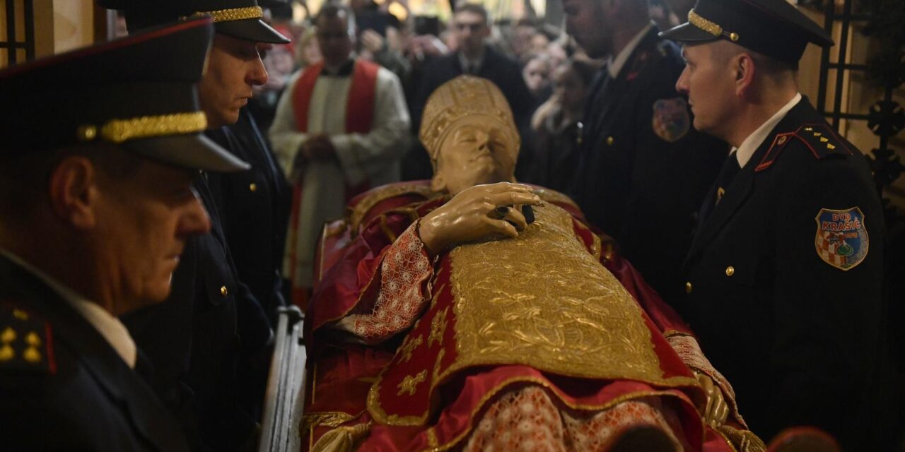 Krašić: Relikvija bl. Alojzija Stepinca stigla u crkvu Presvetoga Trojstva