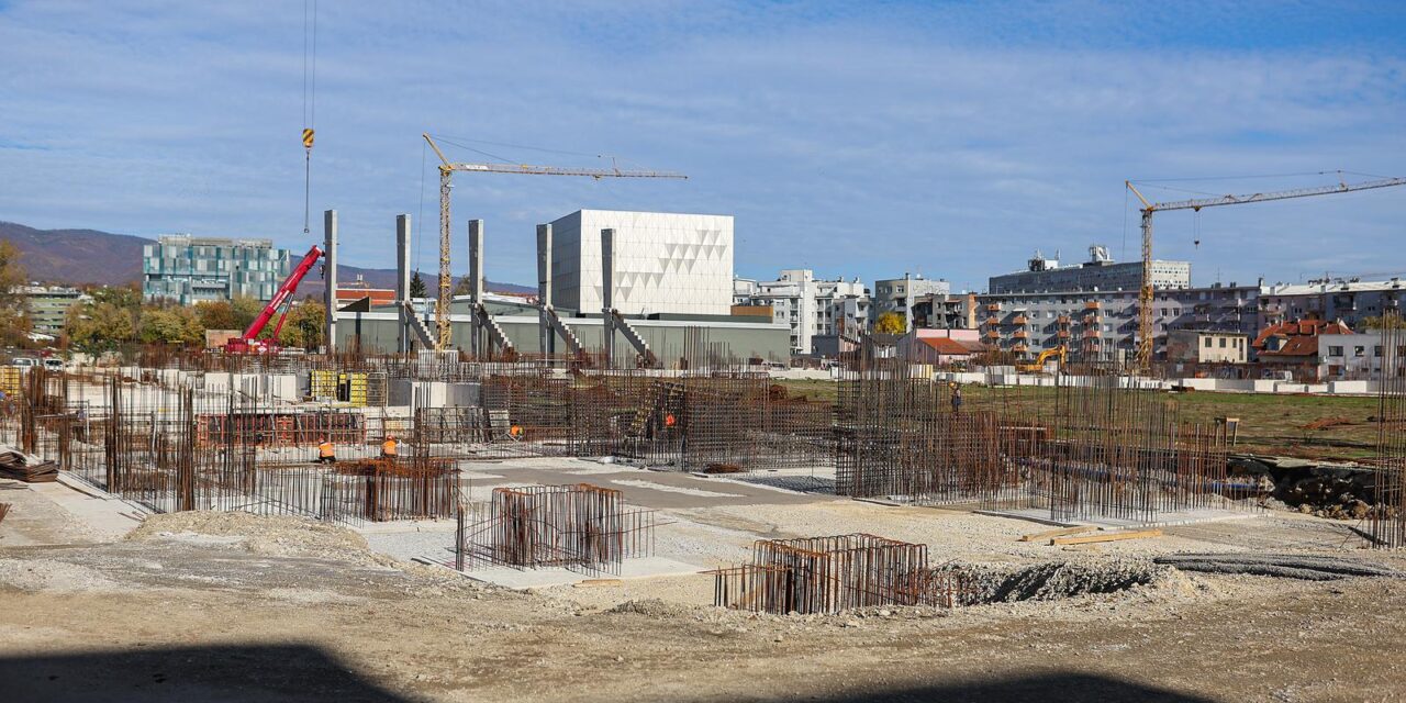 Postavljen peti nosivi stup za sjevernu tribinu na stadionu u Kranj?evi?evoj
