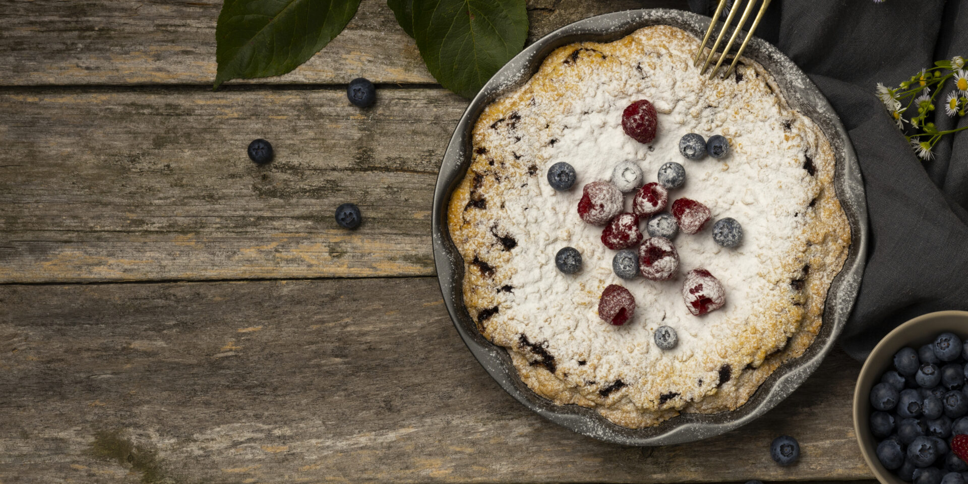 delicious-blueberry-pie-table