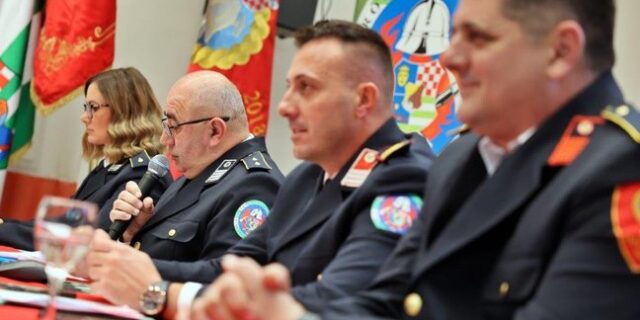 vatrogasci_17122_autor_fotografije_drazen_kopac_2.jpg__648x432_q85_subsampling-2