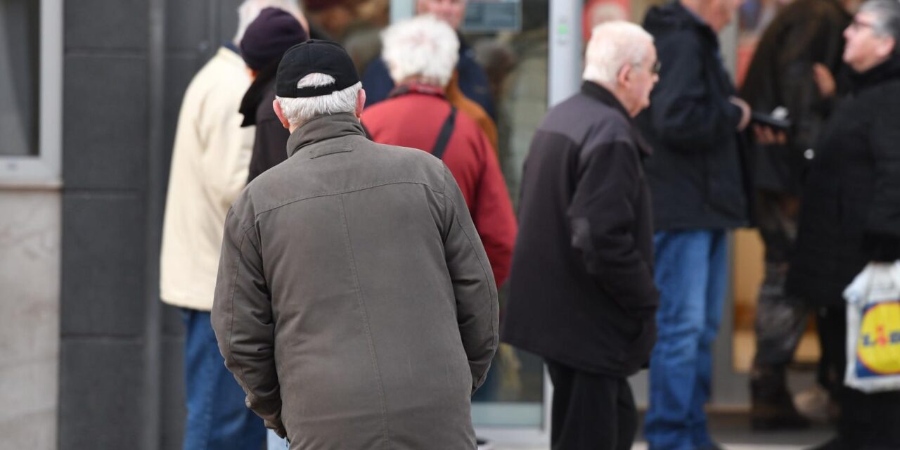 �ibenik: Gu�va ispred banke zbog isplate mirovina