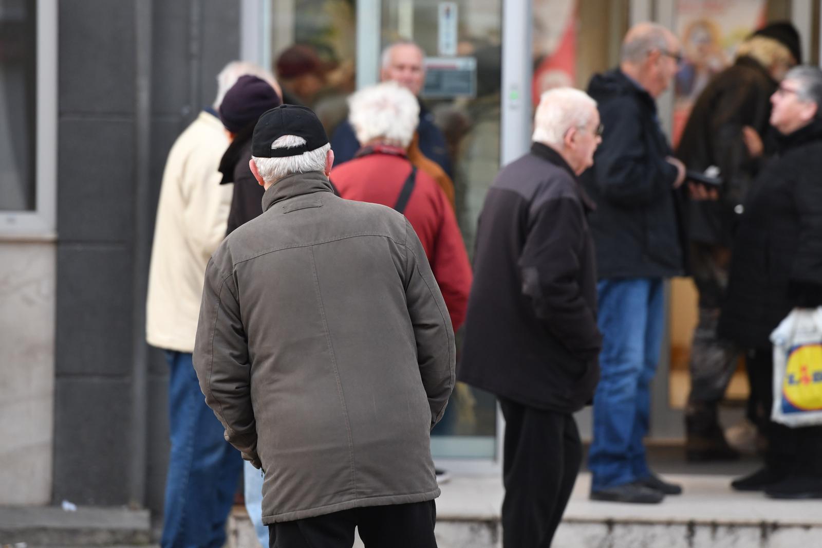 �ibenik: Gu�va ispred banke zbog isplate mirovina