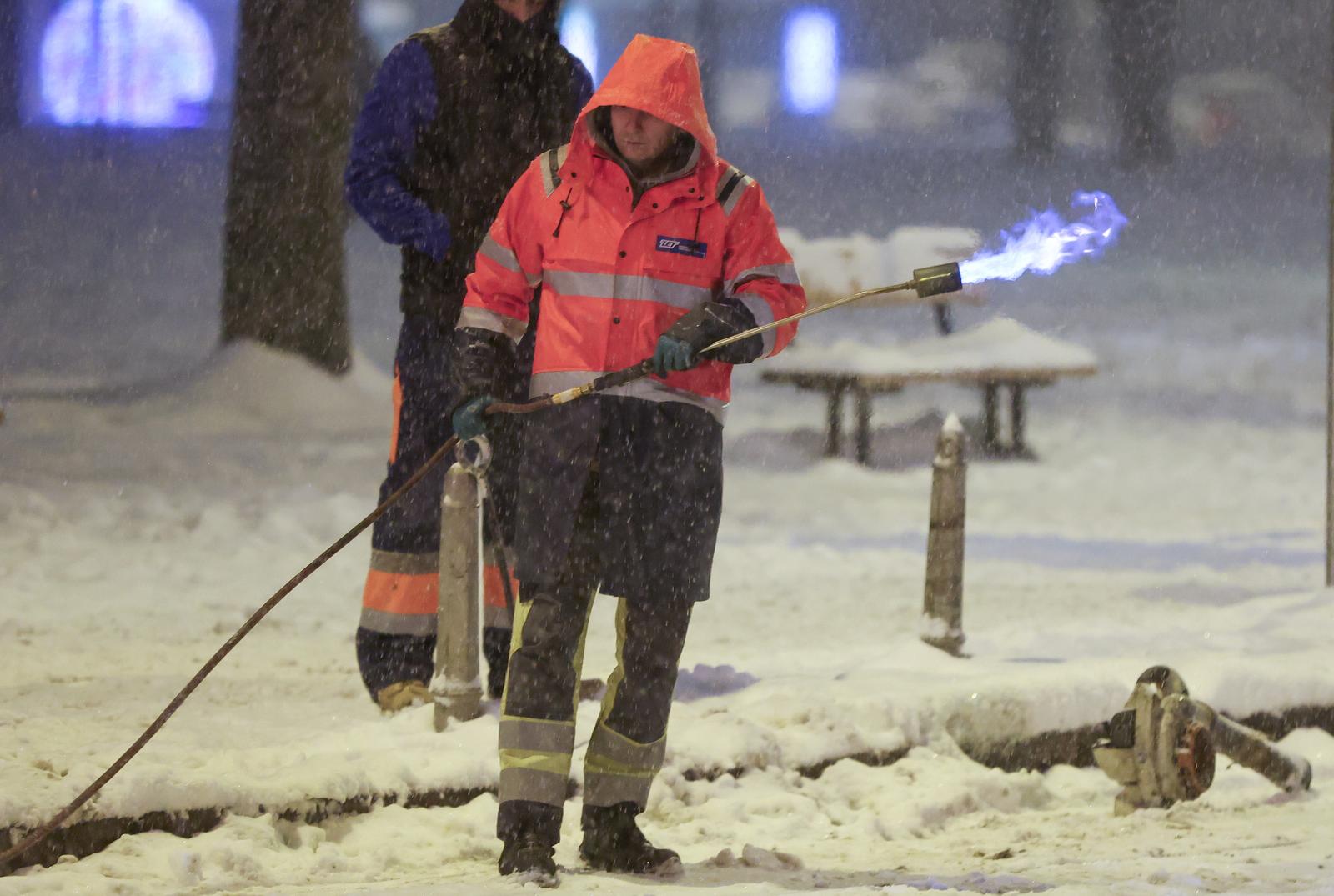 Zagreb: Brenerom odmrzavali tračnice ne bi li uspostavili tramvajski promet
