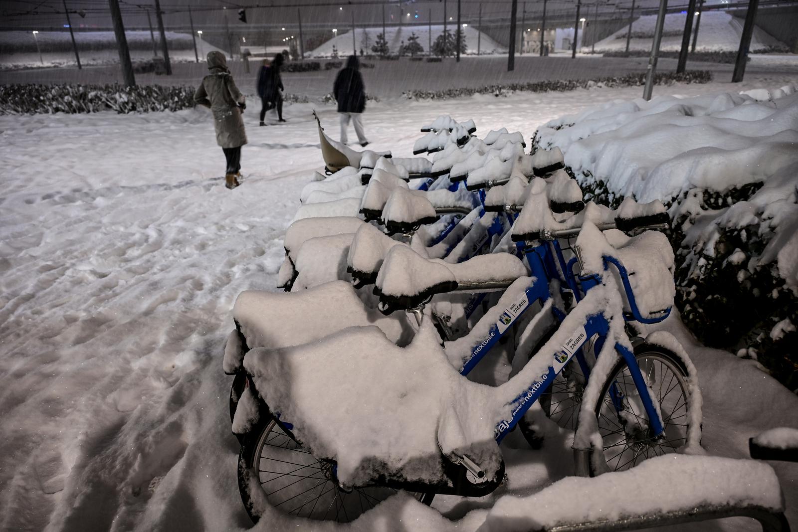 Zagreb: Snijeg pada bez prestanka od jutros