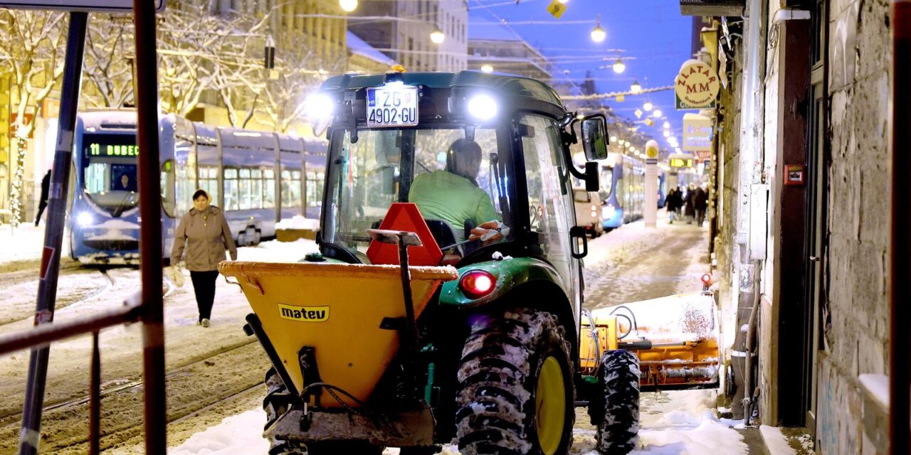 Zagreb: Zimske službe čiste snijeg u centru grada