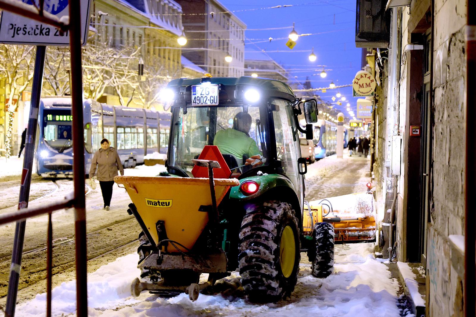 Zagreb: Zimske službe čiste snijeg u centru grada
