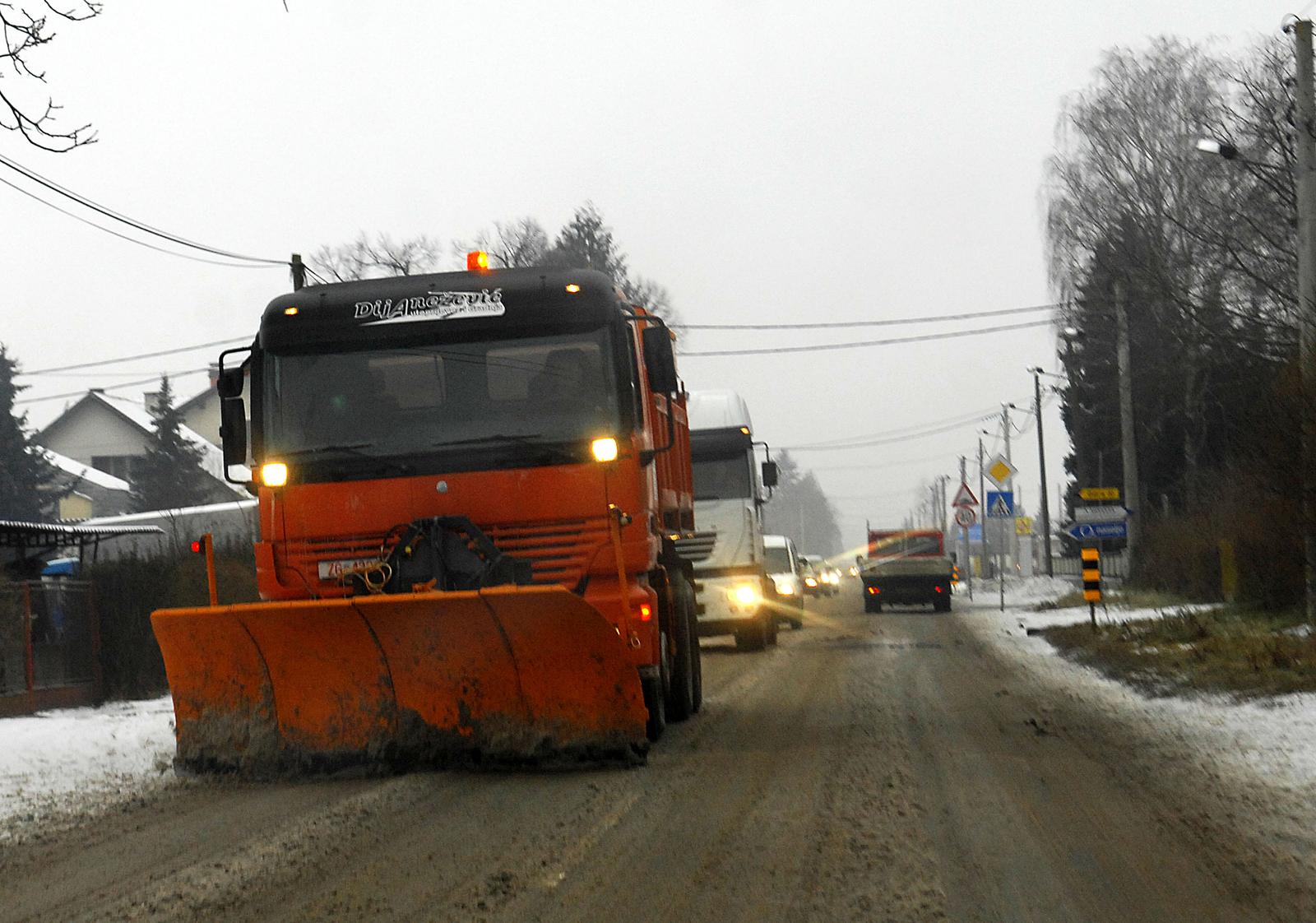 Velika Gorica: Ledena ki�a i snijeg uzrokovali kaos na cesti