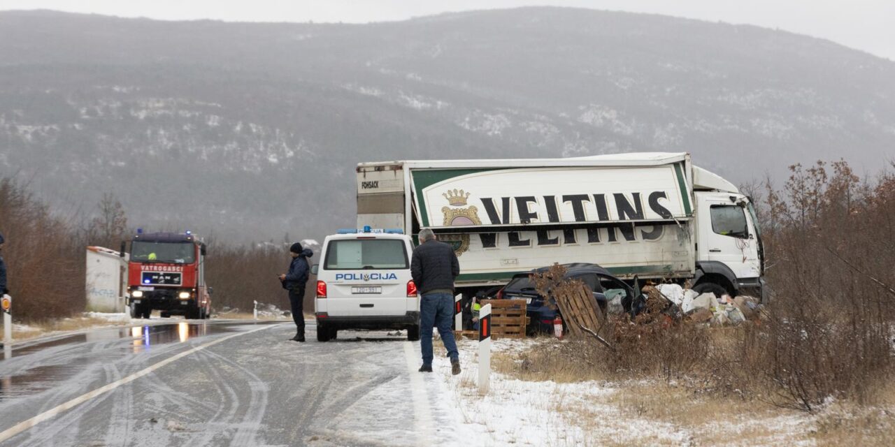 Trilj: U sudaru osobnog i teretnog vozila poginula jedna osoba