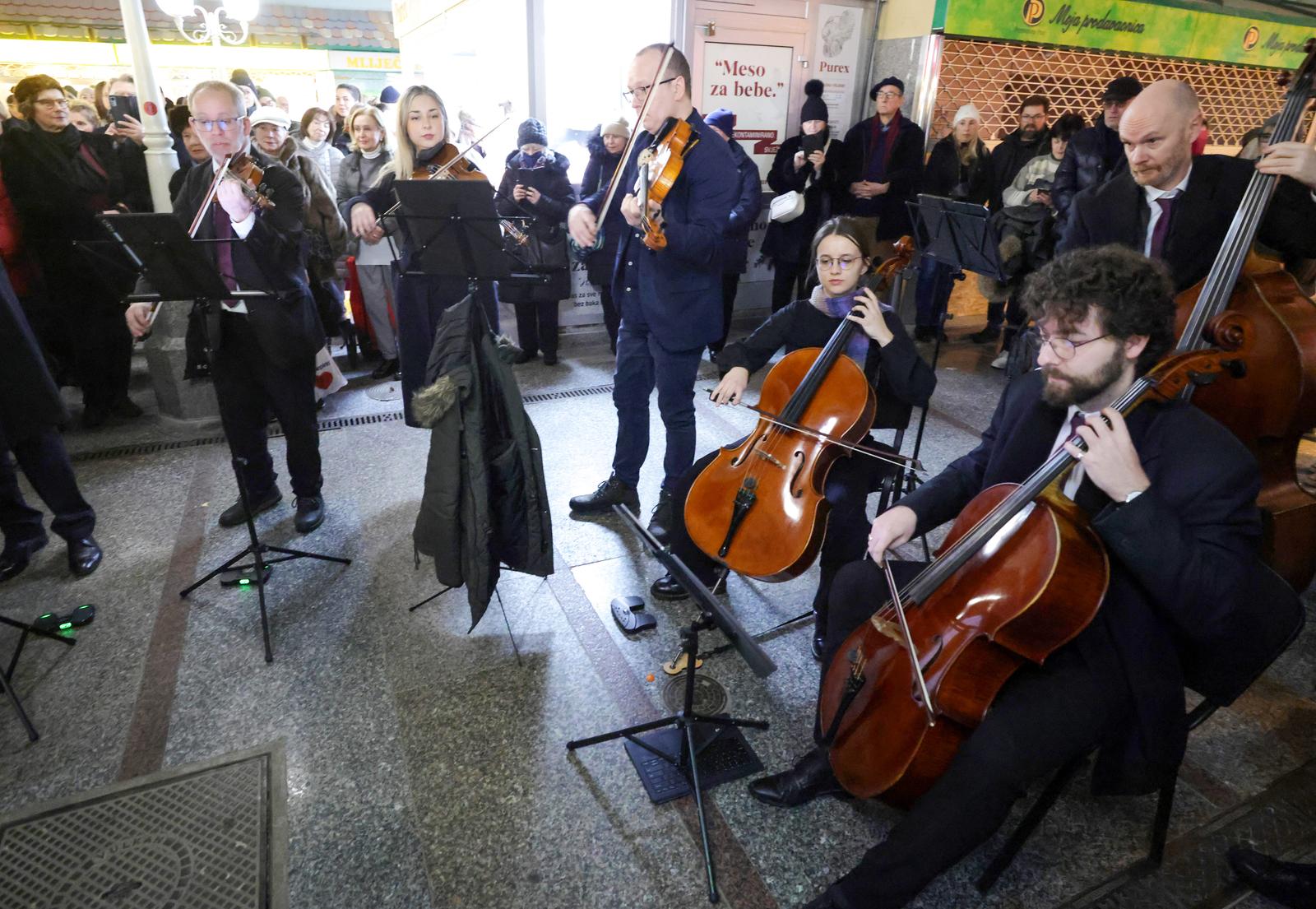 Zagreb: Zagrebački solisti nastupili na zatvorenom dijelu tržnice Dolac