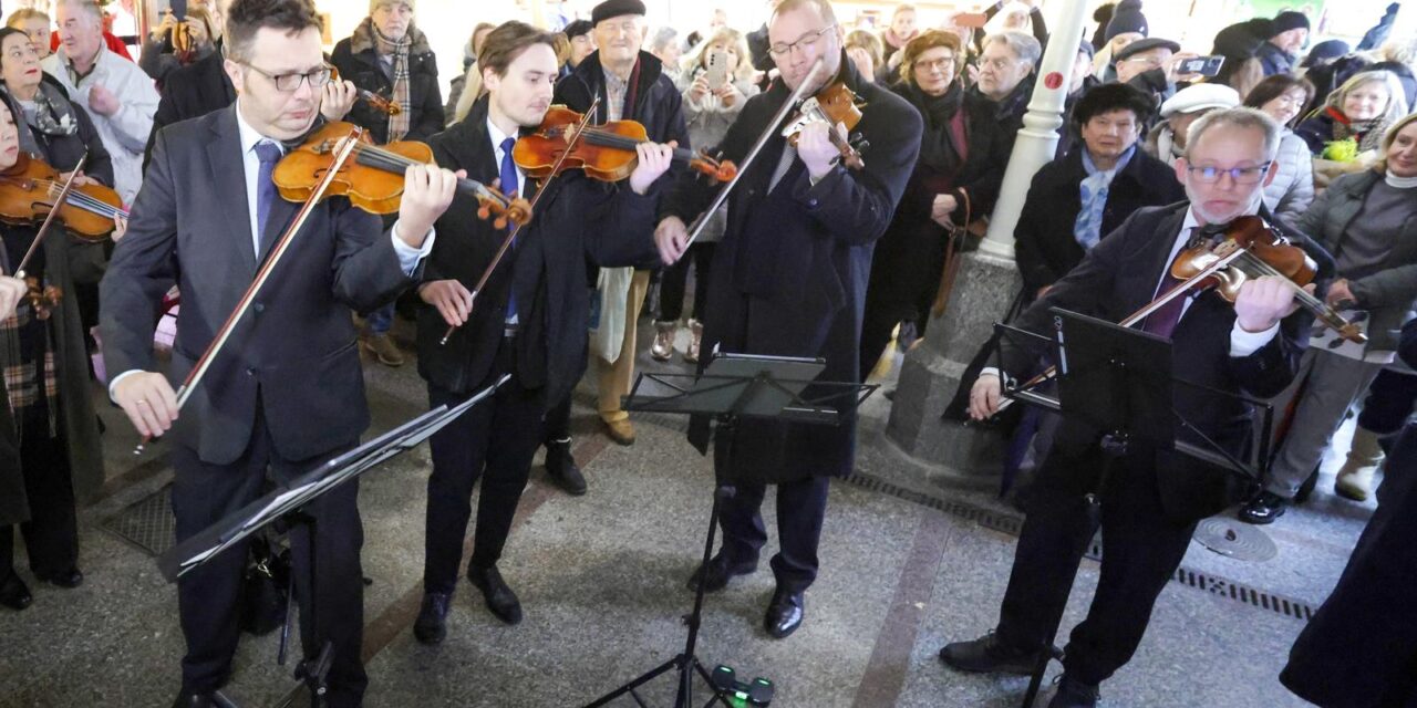 Zagreb: Zagrebački solisti nastupili na zatvorenom dijelu tržnice Dolac
