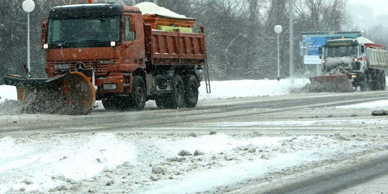 Zagreb: Pje�aci i automobili probijaju se kroz snijegom prekrivene ulice