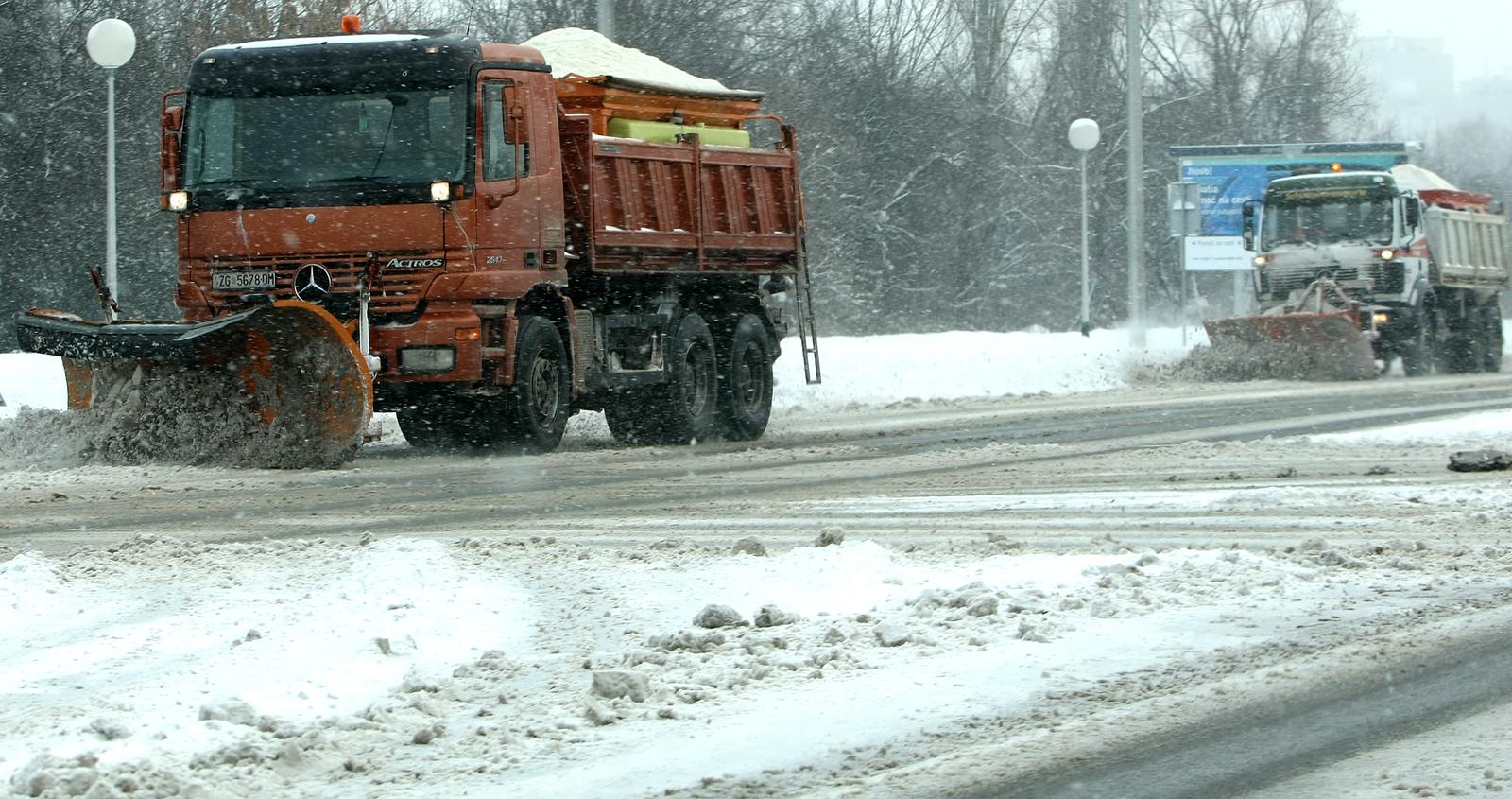 Zagreb: Pje�aci i automobili probijaju se kroz snijegom prekrivene ulice