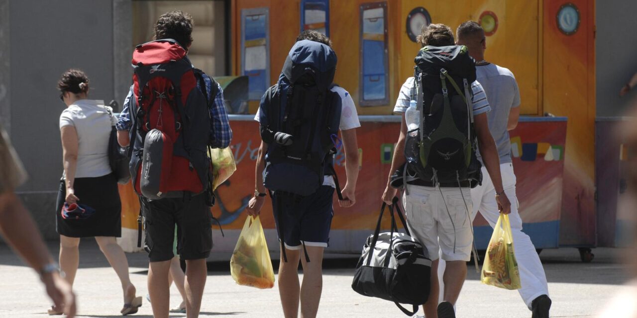 Rijeka: Mladi turisti s ruksacima na le?ima u �etnji gradom
